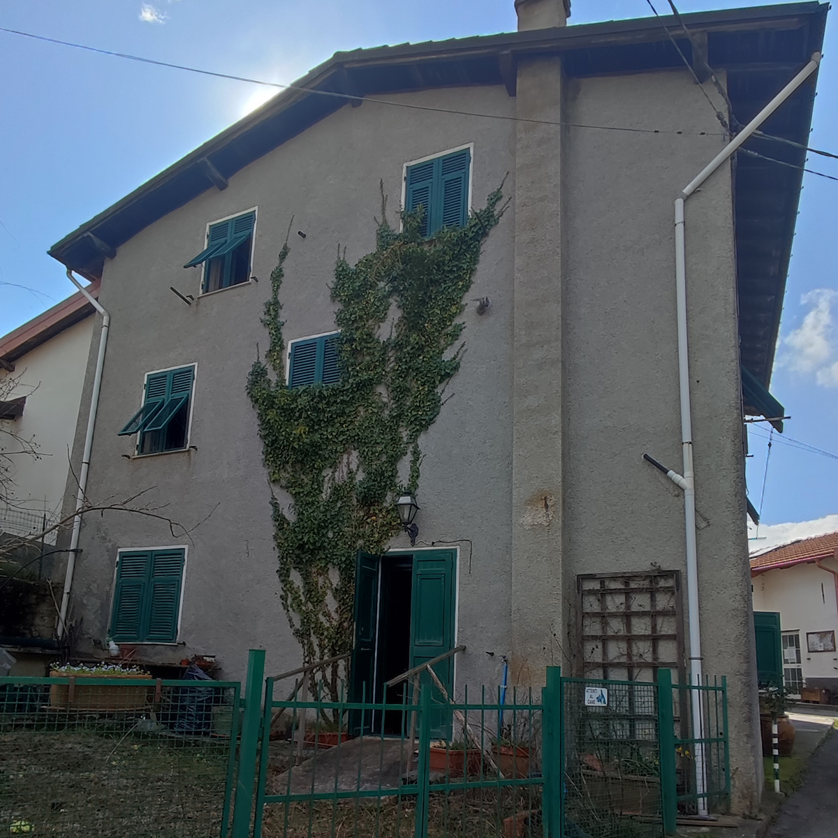 Visuale di lato di una casa a Banchetta, Ronco Scrivia