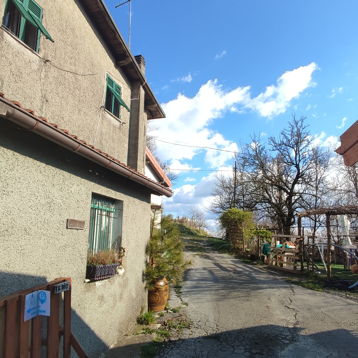 Visuale di lato di una casa a Banchetta, Ronco Scrivia